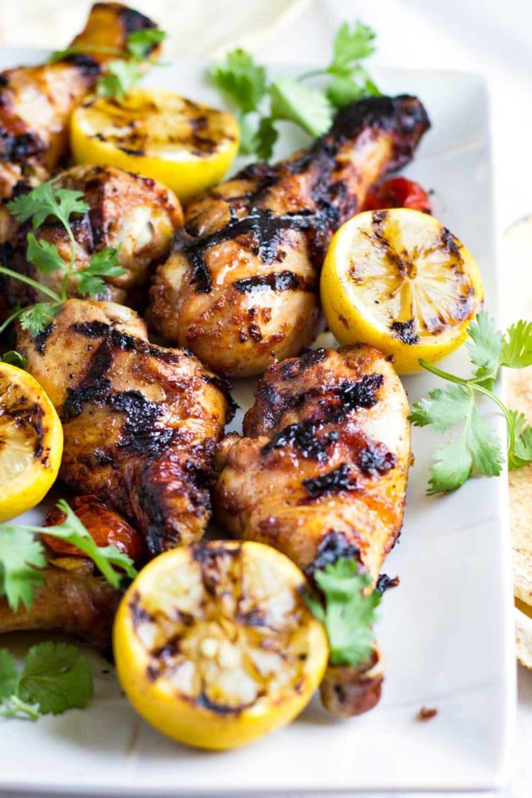   Este frango Harissa grelhado com gelado de mel tem o beijo perfeito e o mel adoça para adicionar um toque especial ao frango comum para churrasco.  A família adora!  www.keviniscooking.com 